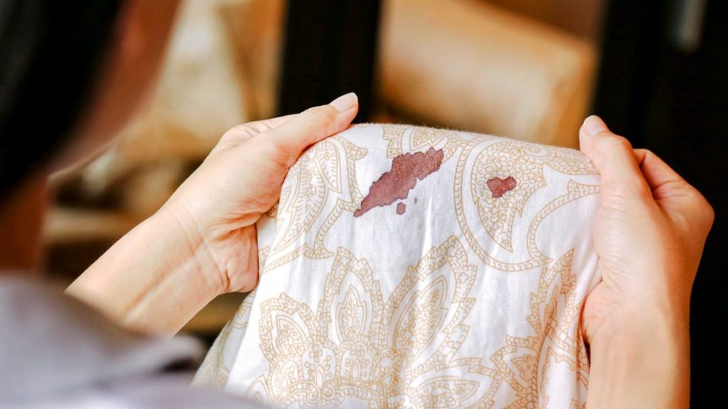 How to Remove Blood Stains With the Washing Machine