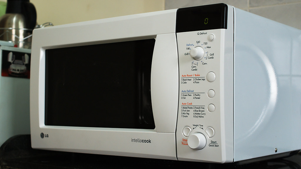 How does the microwave oven work